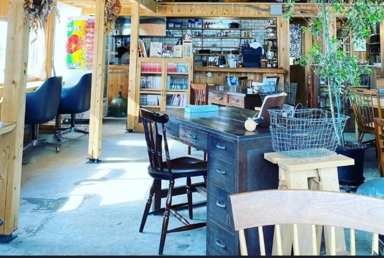 雑貨と喫茶と宿題カフェ 木下商店テーブル