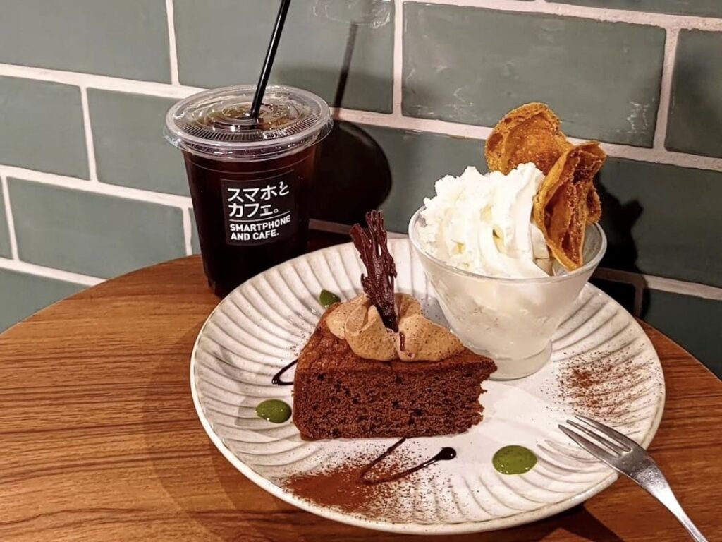 スマホとカフェ　チョコケーキ